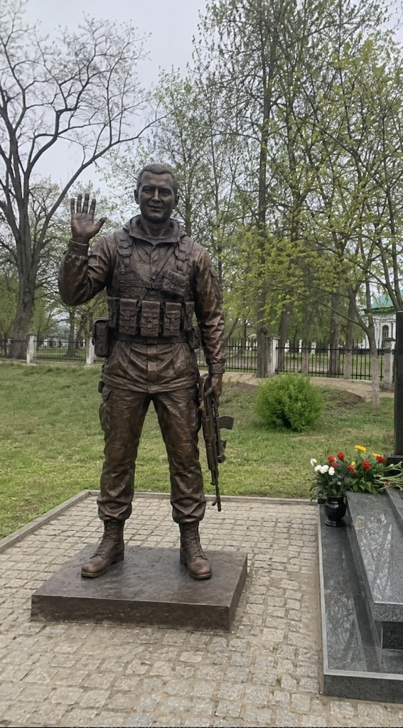 Памятник герою с поднятой рукой